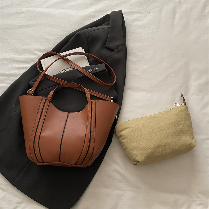 Дамска чанта-кофа, стил Urban Minimalist, форма кофа, магнитна закопчалка, подплата полиестер, материал Друг