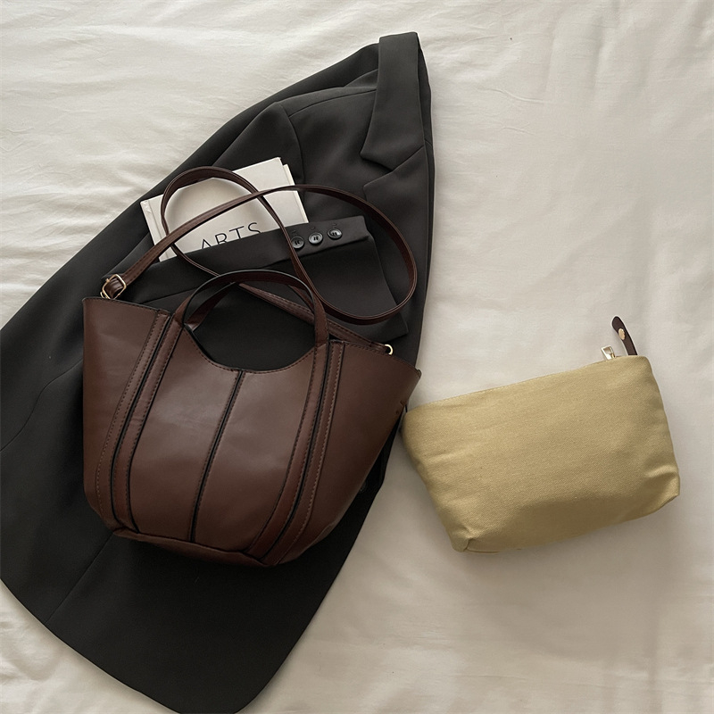 Дамска чанта-кофа, стил Urban Minimalist, форма кофа, магнитна закопчалка, подплата полиестер, материал Друг