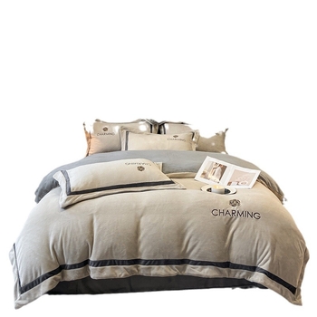 Спален комплект с четири части, млековиден кадифен материал, твилова и подплатена конструкция, тегло 4000–4500 г, подходящ за зима и есен, пълнеж полиестер, запазва топлината