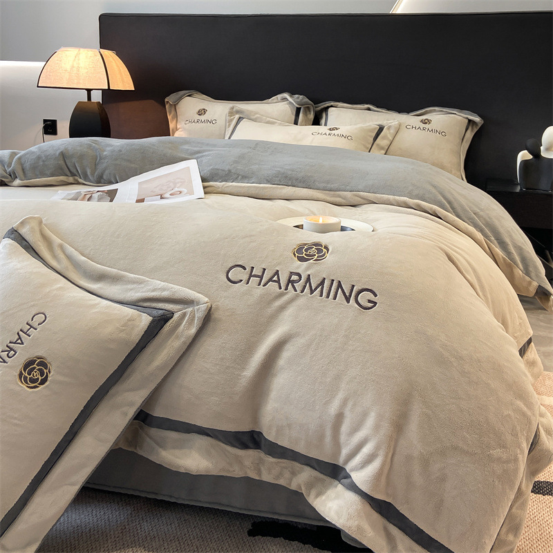 Спален комплект с четири части, млековиден кадифен материал, твилова и подплатена конструкция, тегло 4000–4500 г, подходящ за зима и есен, пълнеж полиестер, запазва топлината