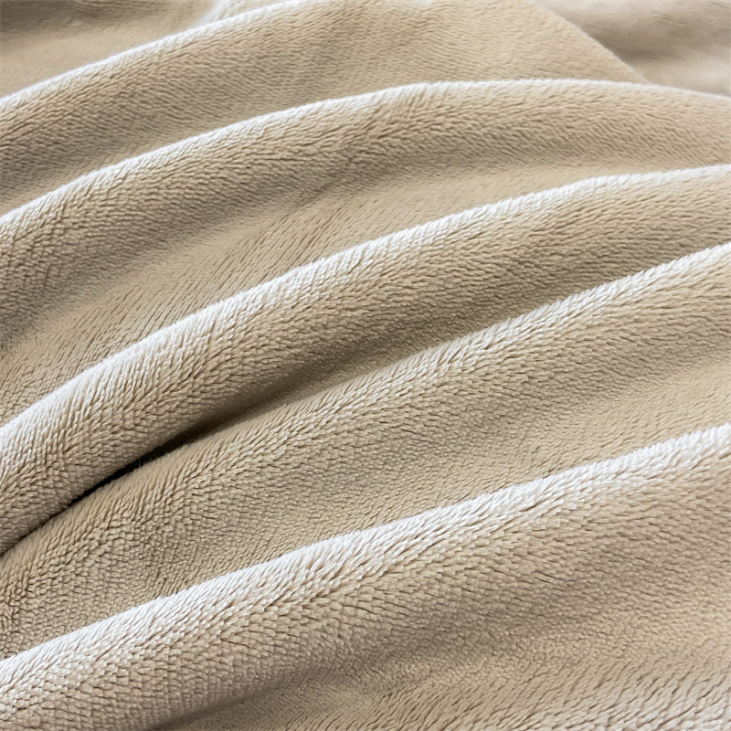 Спален комплект с четири части, млековиден кадифен материал, твилова и подплатена конструкция, тегло 4000–4500 г, подходящ за зима и есен, пълнеж полиестер, запазва топлината