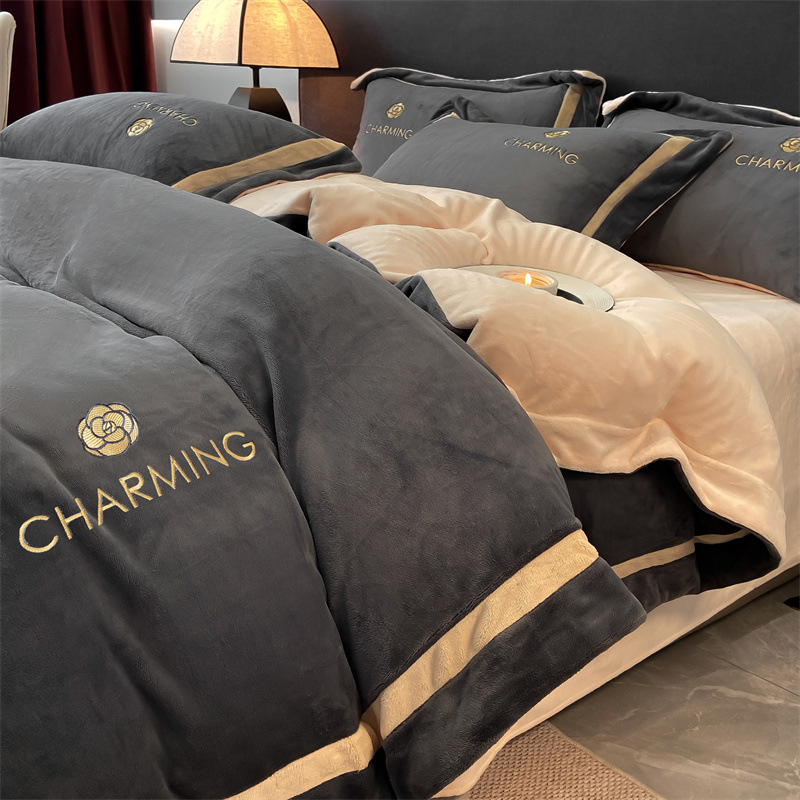 Спален комплект с четири части, млековиден кадифен материал, твилова и подплатена конструкция, тегло 4000–4500 г, подходящ за зима и есен, пълнеж полиестер, запазва топлината