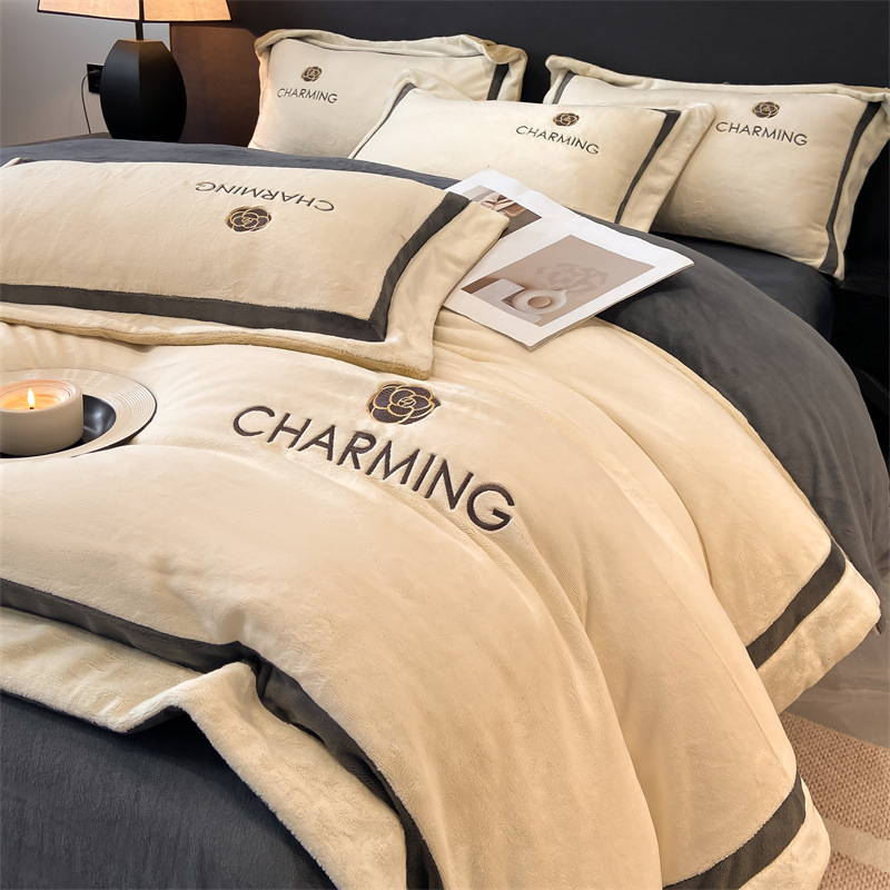 Спален комплект с четири части, млековиден кадифен материал, твилова и подплатена конструкция, тегло 4000–4500 г, подходящ за зима и есен, пълнеж полиестер, запазва топлината