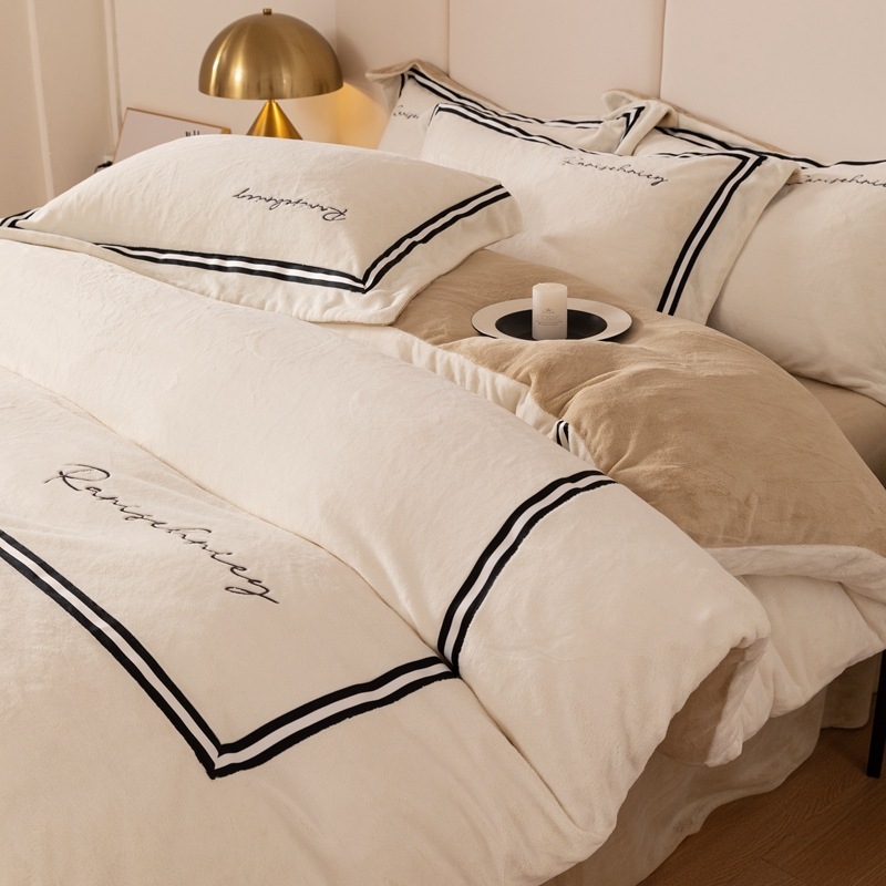 Спален комплект с четири части, млековиден кадифен материал, твилова и подплатена конструкция, тегло 4000–4500 г, подходящ за зима и есен, пълнеж полиестер, запазва топлината