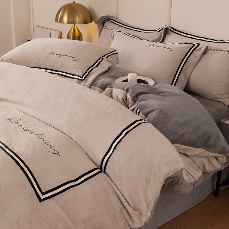 Спален комплект с четири части, млековиден кадифен материал, твилова и подплатена конструкция, тегло 4000–4500 г, подходящ за зима и есен, пълнеж полиестер, запазва топлината