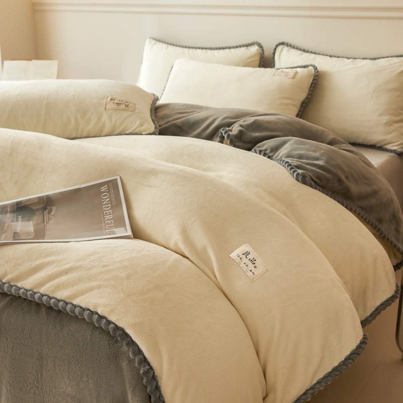 Спален комплект с четири части, млековиден кадифен материал, твилова и подплатена конструкция, тегло 4000–4500 г, подходящ за зима и есен, пълнеж полиестер, запазва топлината
