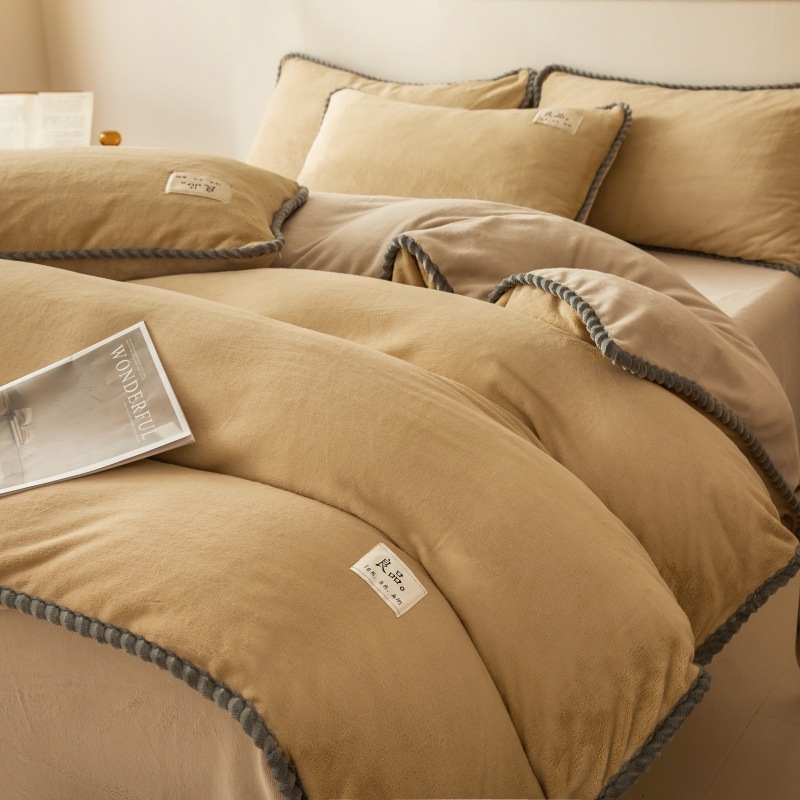 Спален комплект с четири части, млековиден кадифен материал, твилова и подплатена конструкция, тегло 4000–4500 г, подходящ за зима и есен, пълнеж полиестер, запазва топлината