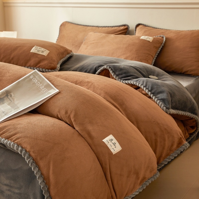 Спален комплект с четири части, млековиден кадифен материал, твилова и подплатена конструкция, тегло 4000–4500 г, подходящ за зима и есен, пълнеж полиестер, запазва топлината