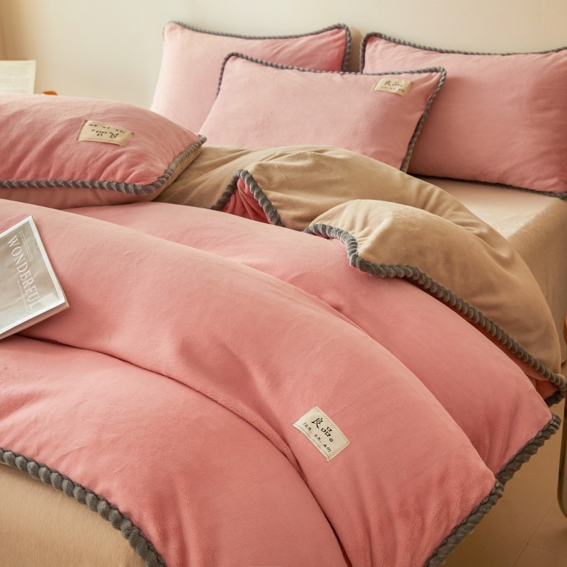 Спален комплект с четири части, млековиден кадифен материал, твилова и подплатена конструкция, тегло 4000–4500 г, подходящ за зима и есен, пълнеж полиестер, запазва топлината