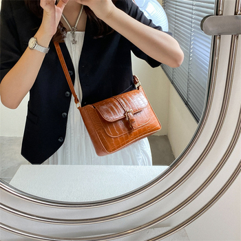 Женска кръстосана чанта в стил мини квадрат (Материал: PU; Форма: хоризонтален квадрат; Подплата: полиестер; Начин на отваряне: закрито; презрамка: една)