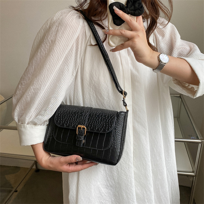 Женска кръстосана чанта в стил мини квадрат (Материал: PU; Форма: хоризонтален квадрат; Подплата: полиестер; Начин на отваряне: закрито; презрамка: една)