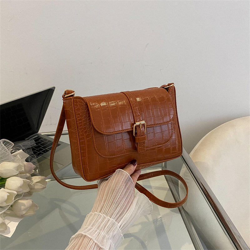 Женска кръстосана чанта в стил мини квадрат (Материал: PU; Форма: хоризонтален квадрат; Подплата: полиестер; Начин на отваряне: закрито; презрамка: една)