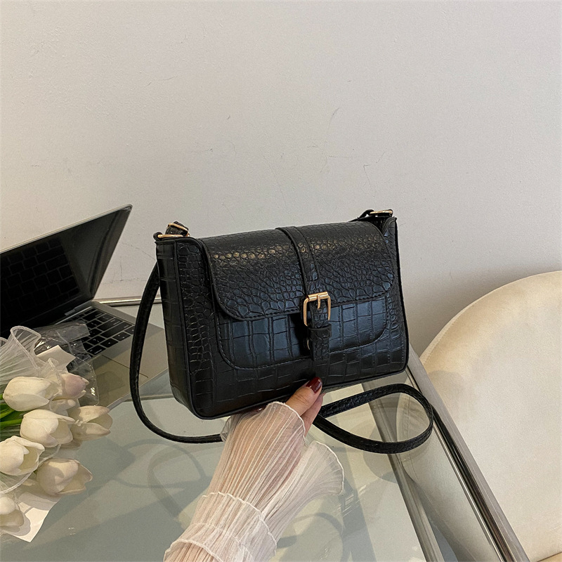 Женска кръстосана чанта в стил мини квадрат (Материал: PU; Форма: хоризонтален квадрат; Подплата: полиестер; Начин на отваряне: закрито; презрамка: една)