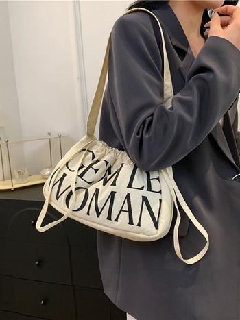 Чанта Dumpling от Oxford плат, лято 2024, хоризонтална квадратна форма, отваряне с лента, една презрамка