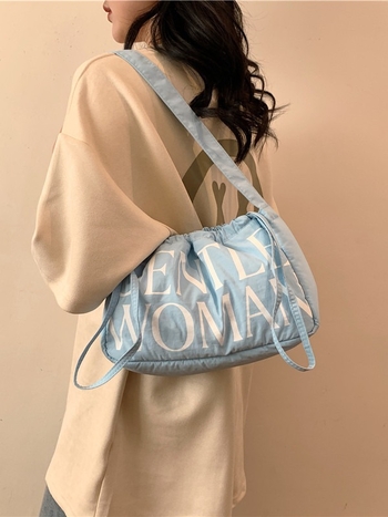 Чанта Dumpling от Oxford плат, лято 2024, хоризонтална квадратна форма, отваряне с лента, една презрамка