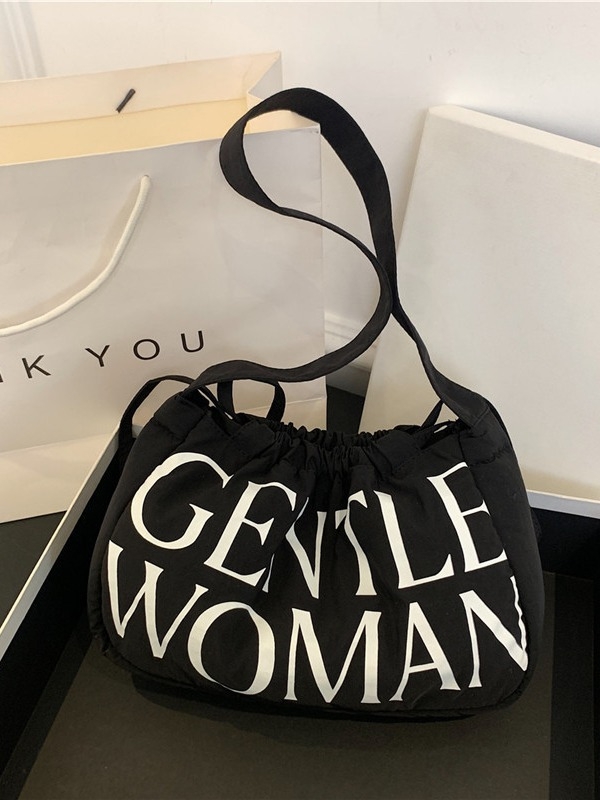 Чанта Dumpling от Oxford плат, лято 2024, хоризонтална квадратна форма, отваряне с лента, една презрамка