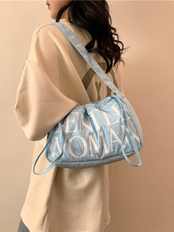 Чанта Dumpling от Oxford плат, лято 2024, хоризонтална квадратна форма, отваряне с лента, една презрамка