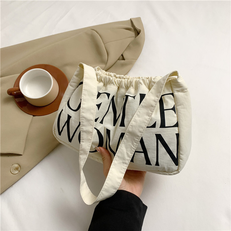 Чанта Dumpling от Oxford плат, лято 2024, хоризонтална квадратна форма, отваряне с лента, една презрамка