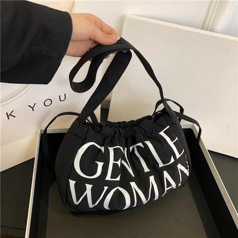 Чанта Dumpling от Oxford плат, лято 2024, хоризонтална квадратна форма, отваряне с лента, една презрамка