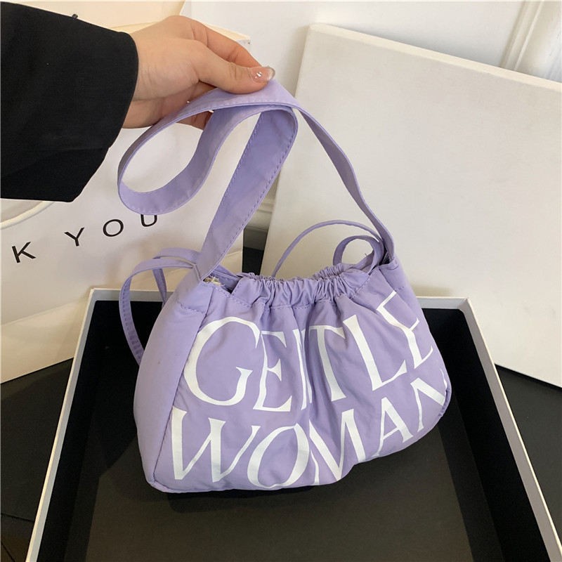 Чанта Dumpling от Oxford плат, лято 2024, хоризонтална квадратна форма, отваряне с лента, една презрамка