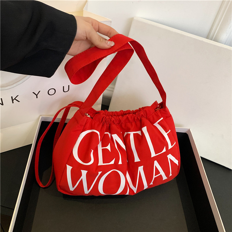 Чанта Dumpling от Oxford плат, лято 2024, хоризонтална квадратна форма, отваряне с лента, една презрамка