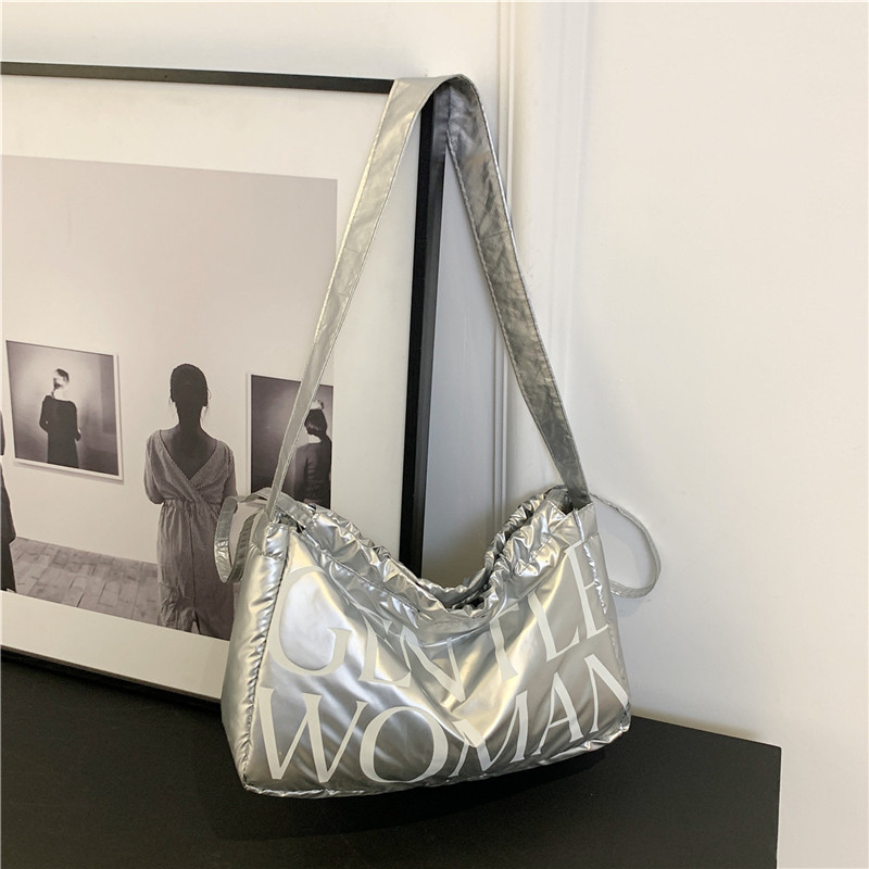 Чанта Dumpling от Oxford плат, лято 2024, хоризонтална квадратна форма, отваряне с лента, една презрамка