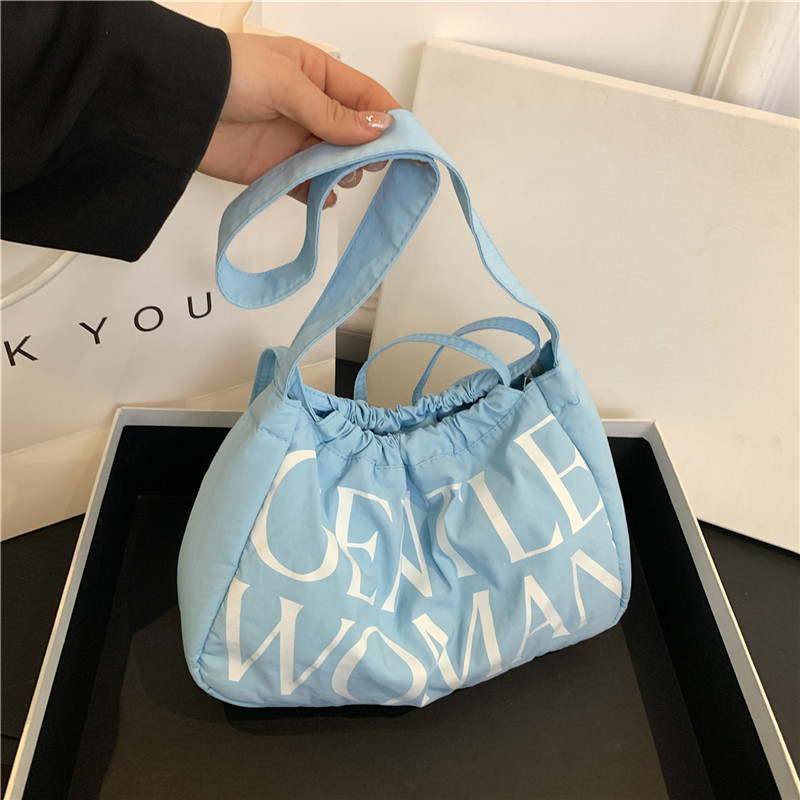 Чанта Dumpling от Oxford плат, лято 2024, хоризонтална квадратна форма, отваряне с лента, една презрамка