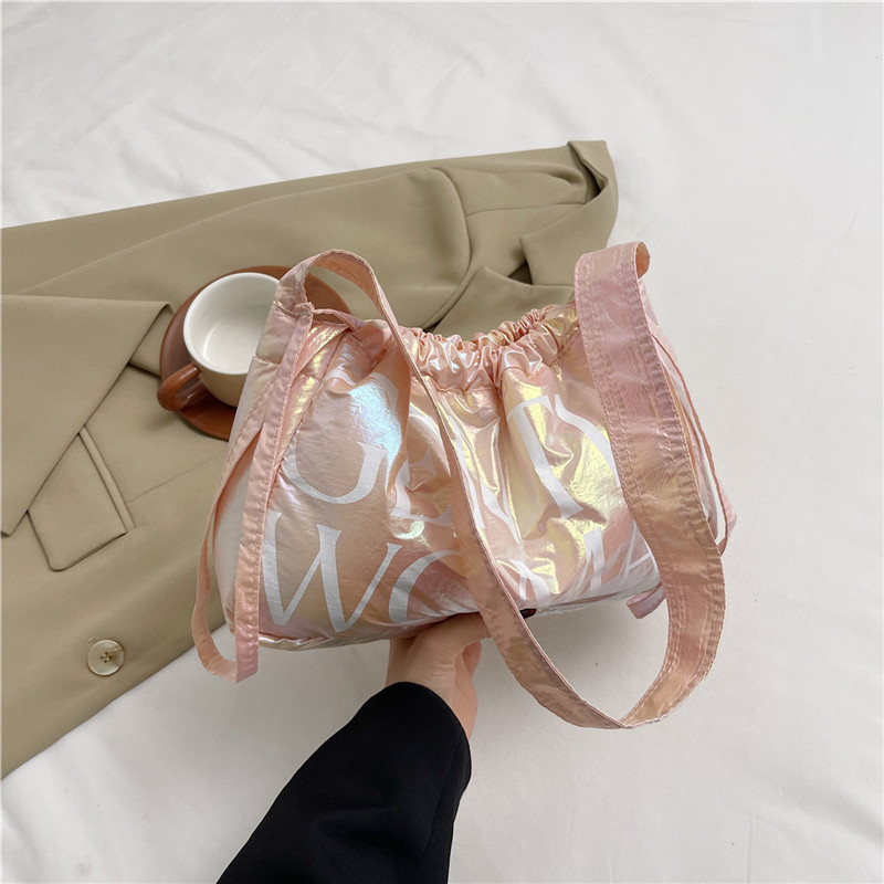 Чанта Dumpling от Oxford плат, лято 2024, хоризонтална квадратна форма, отваряне с лента, една презрамка