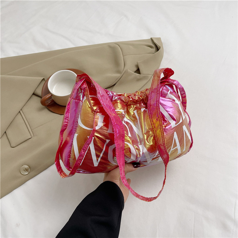 Чанта Dumpling от Oxford плат, лято 2024, хоризонтална квадратна форма, отваряне с лента, една презрамка