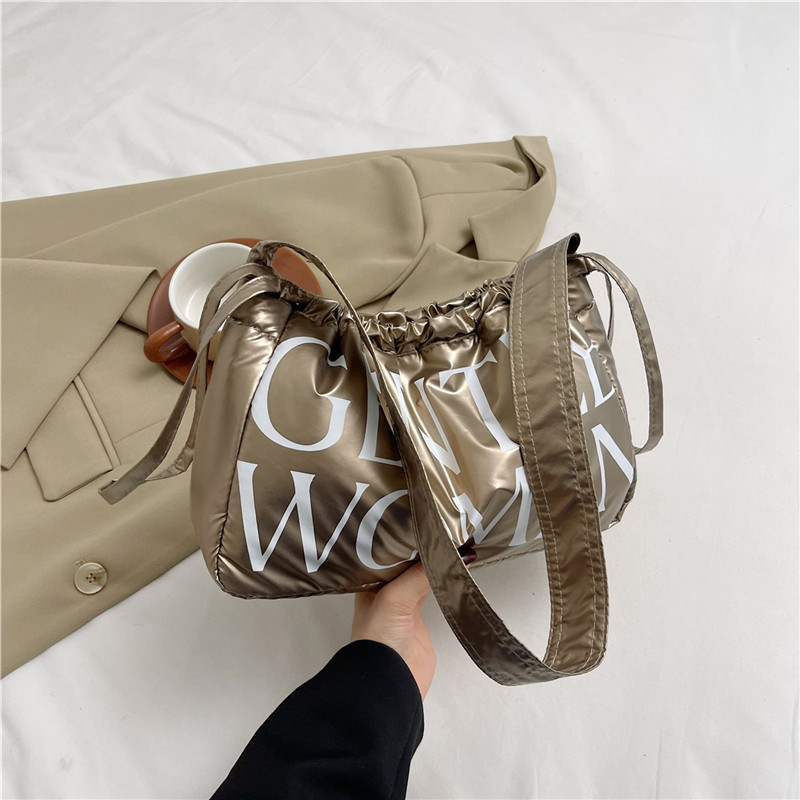 Чанта Dumpling от Oxford плат, лято 2024, хоризонтална квадратна форма, отваряне с лента, една презрамка