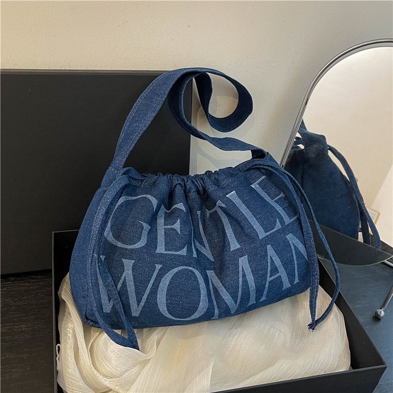 Чанта Dumpling от Oxford плат, лято 2024, хоризонтална квадратна форма, отваряне с лента, една презрамка