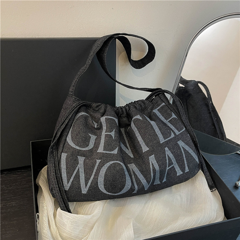 Чанта Dumpling от Oxford плат, лято 2024, хоризонтална квадратна форма, отваряне с лента, една презрамка