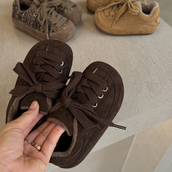 Gyerekeknek Koreai stílusú mindennapi cipő (Velcro-zárás, velúr felsőrész, gumitalp, ősz 2025, uniszex)