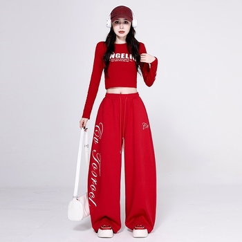 Jazz tánc utcai stílusú előadásra szánt ruhaszett, laza szabás, karcsúsító hatás, pamut anyag, 30-50% pamut tartalom, második anyag pamut 30% alatt, ősz 2025