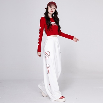 Jazz tánc utcai stílusú előadásra szánt ruhaszett, laza szabás, karcsúsító hatás, pamut anyag, 30-50% pamut tartalom, második anyag pamut 30% alatt, ősz 2025