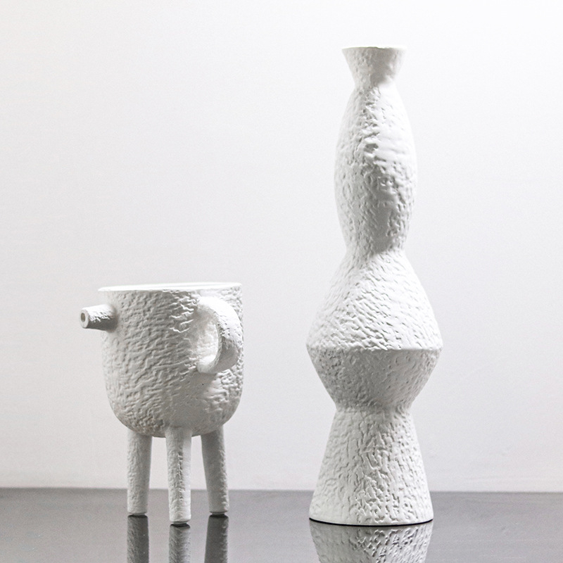 Vază abstractă din rășină sintetică, în stil modern de artă, ambalată în carton