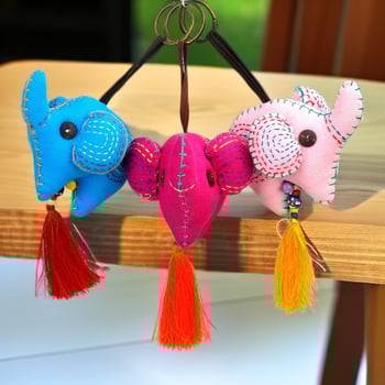 Elefántos kulcstartó, pamut anyag, rajzfilmszerű stílus, kiegészítők és charmok