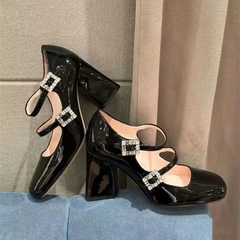 Mary Jane cipele s rhinestones na patent koži, kopča, okrugla špička, visokih 6–8 cm, gumeni potplat