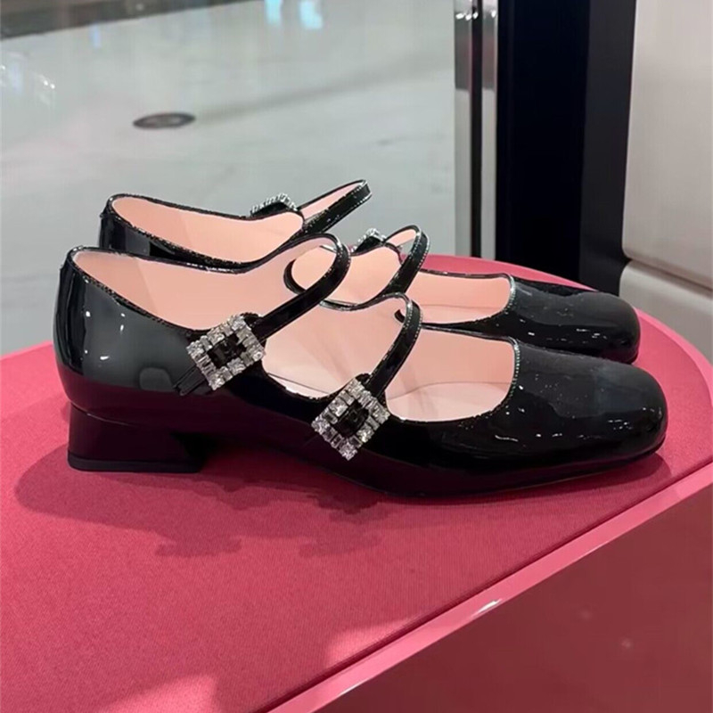 Mary Jane cipele s rhinestones na patent koži, kopča, okrugla špička, visokih 6–8 cm, gumeni potplat