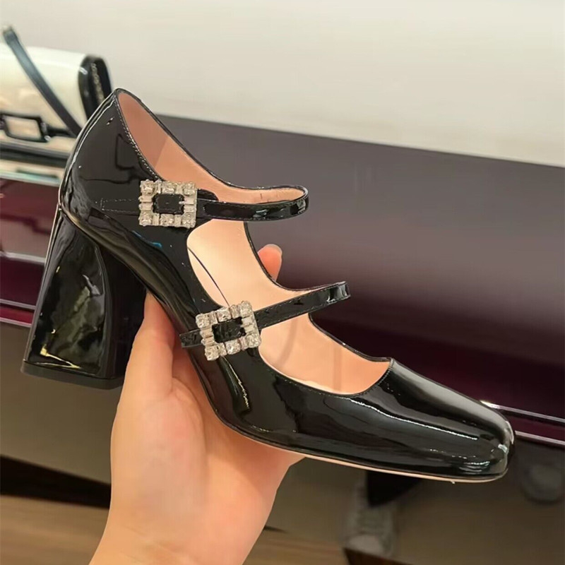 Mary Jane cipele s rhinestones na patent koži, kopča, okrugla špička, visokih 6–8 cm, gumeni potplat