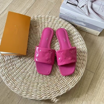 Papuci din piele naturală, textură gravată, talpă plată din cauciuc – stil minimalist