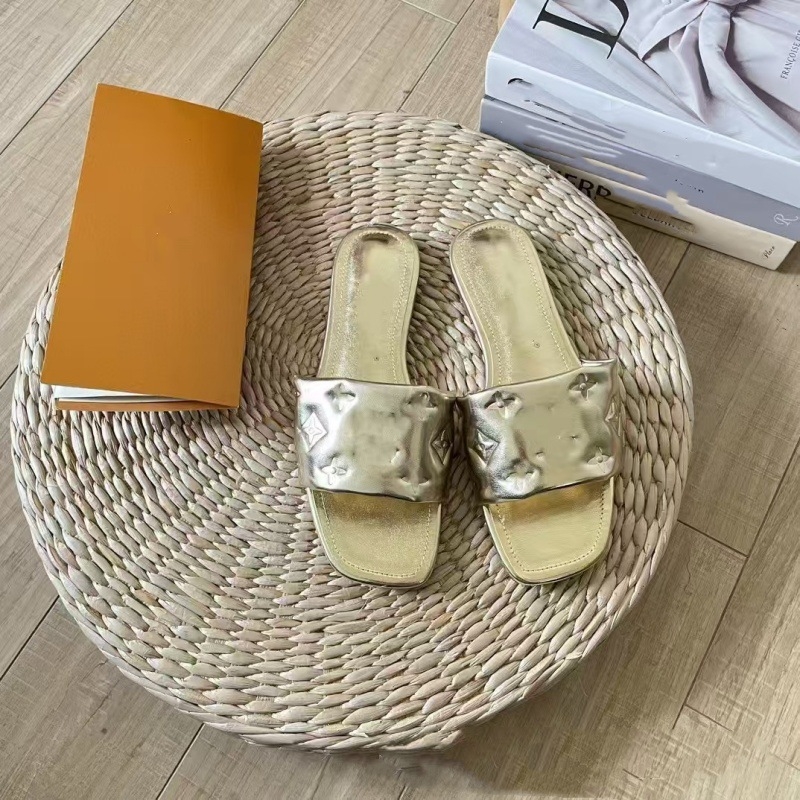 Papuci din piele naturală, textură gravată, talpă plată din cauciuc – stil minimalist