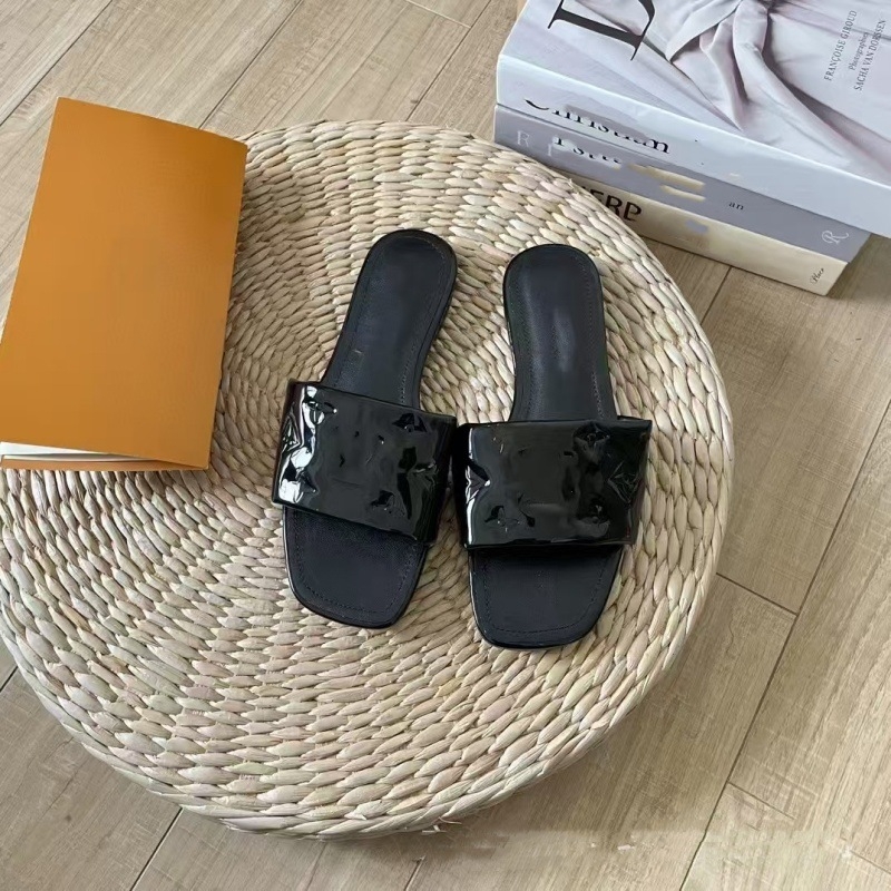 Papuci din piele naturală, textură gravată, talpă plată din cauciuc – stil minimalist