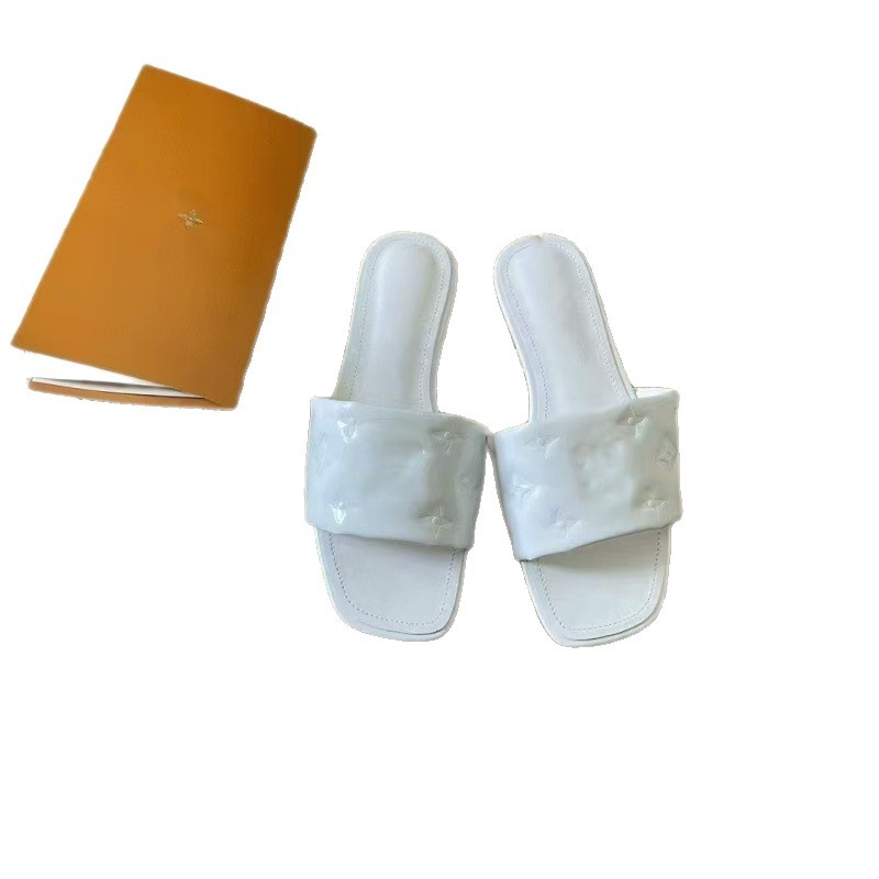 Papuci din piele naturală, textură gravată, talpă plată din cauciuc – stil minimalist