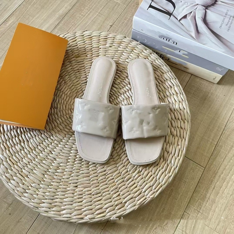 Papuci din piele naturală, textură gravată, talpă plată din cauciuc – stil minimalist