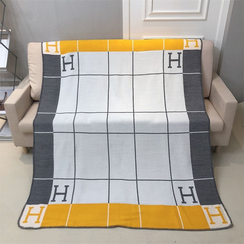 Poliesterska deka od koralnog flisa, geometrijski uzorak, 180–190 g/m², proljeće i jesen, lagani luksuzni stil