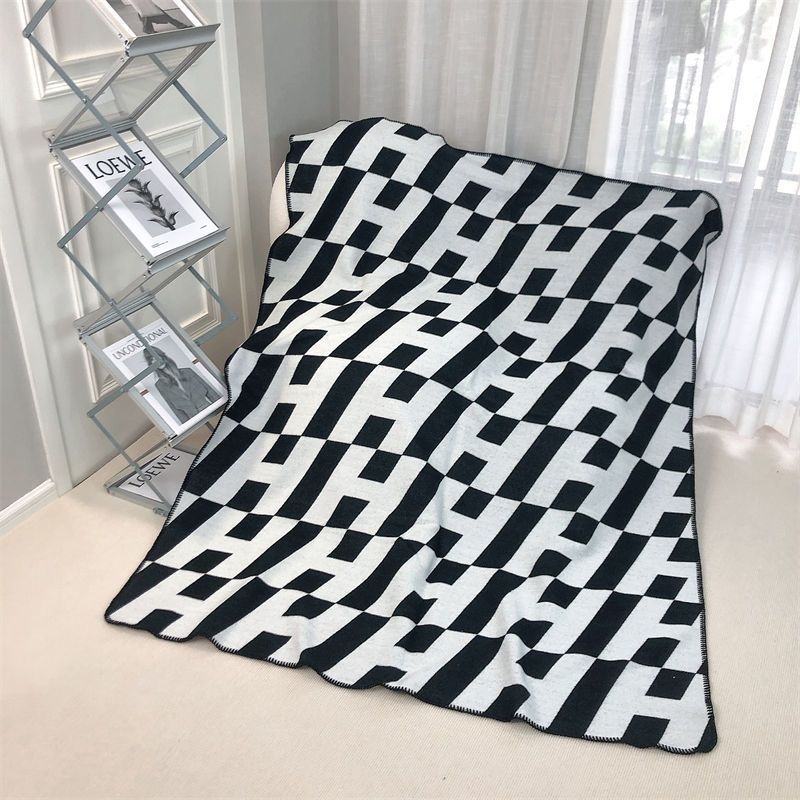 Poliesterska deka od koralnog flisa, geometrijski uzorak, 180–190 g/m², proljeće i jesen, lagani luksuzni stil