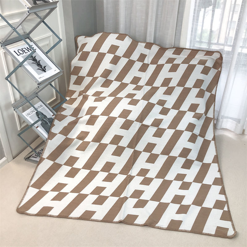 Poliesterska deka od koralnog flisa, geometrijski uzorak, 180–190 g/m², proljeće i jesen, lagani luksuzni stil