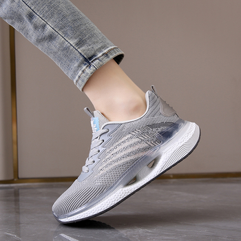 Γυναικείες καθημερινές αθλητικές παπούτσια με απορρόφηση κραδασμών και ελαφρύ, απαλό πάτο, στρογγυλή μύτη, άνω μέρος από συνθετικό δέρμα, εσωτερικό από μικροϊνες, καουτσούκ σόλα, χαμηλό ύψος φτέρνας 1–3 cm.