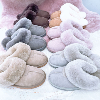 Домашни пантофи с пухено горно покритие, топли и удобни, плосък под; горна част: изкуствена козина; вътрешност: изкуствен косъм; подметка: телешко сухожилие; дебелина на подметката: 0–3 cm.